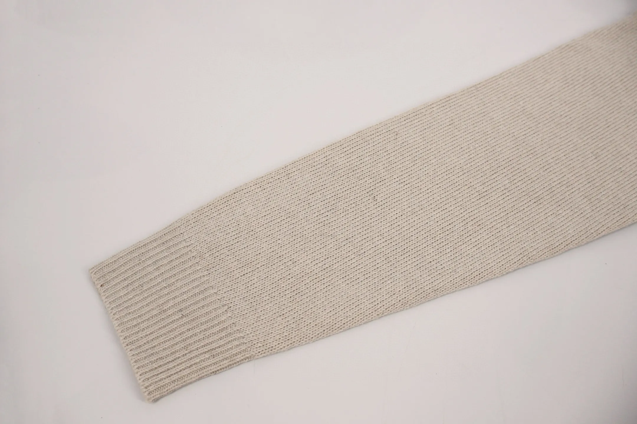 P450 [Exclusive supply] Stone island compass crew neck sweater (khaki). The original version was purchased for 2,488 and developed. The fabric is made of 80% sheep wool yarn blended with 20% nylon. The overall comfort is more skin-friendly than the original version. The YB upper body is particularly tight. We adjusted the overall feel and skin-friendly feeling based on the original wool yarn quality. It is more comfortable and breathable than the ZP upper body. There is no difference in stripes compared to the original version, and it can be done to achieve a full grade. Supports random detection of wool content to ensure that every piece customers get is of high quality. It also needs to be taken to the tatting factory for secondary processing. The Stone Island armband has straight and delicate overall wiring, comfortable and soft fabrics, and consistent colors with no color difference. It can be matched with the same style to create a fashionable look and control various occasions. Customized accessories, complete with three labels, the same style for men and women. Size:S-M-L-XL